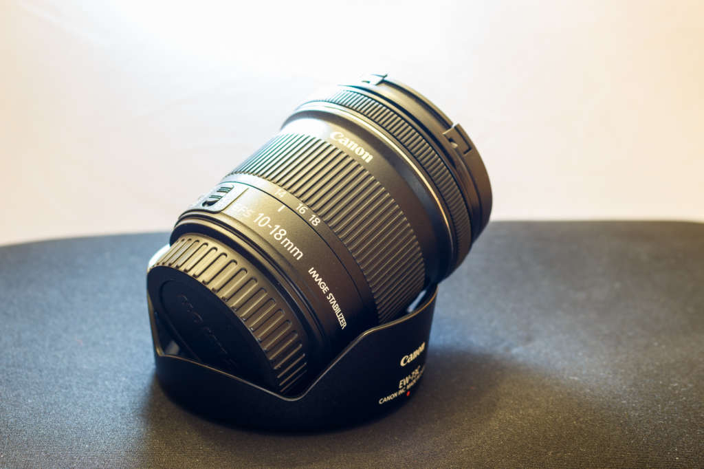 Das EF-S 10-18 mm ist ein Weitwinkelobjektiv für Kameras mit APS-C Sensoren aus dem Hause Canon
